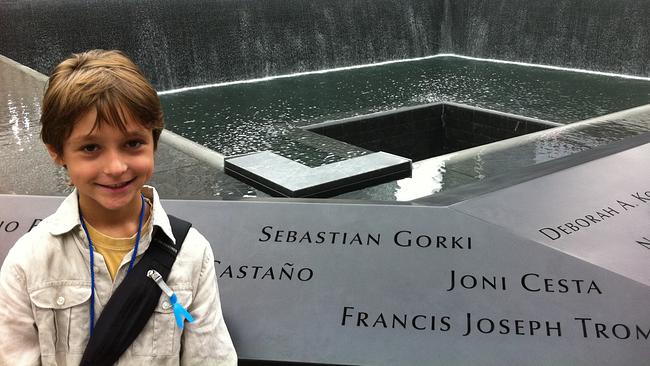 © ORF/PBS/Arte France/Gorki Family Nick steht am 9/11-Mahnmal in New York vor den eingravierten Namen der Opfer.