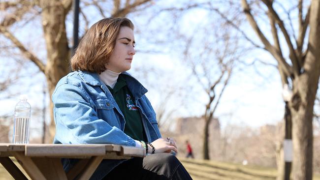 © ORF/PBS/Arte France/Fehling Family Megan sitzt nachdenklich an einem Picknicktisch in einem Park.