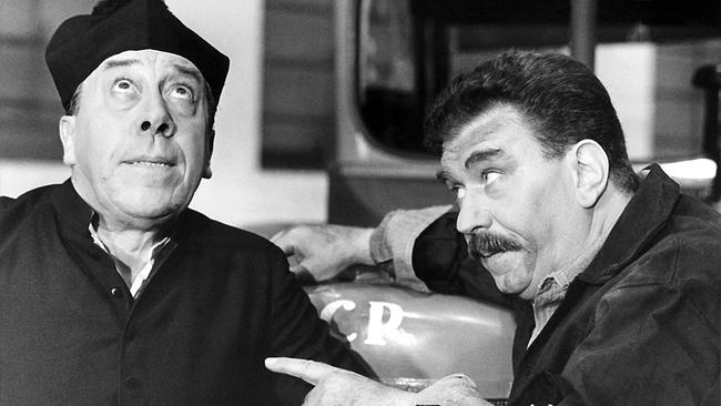 Im Bild (v.li.): Fernandel (Don Camillo), Gino Cervi (Peppone).