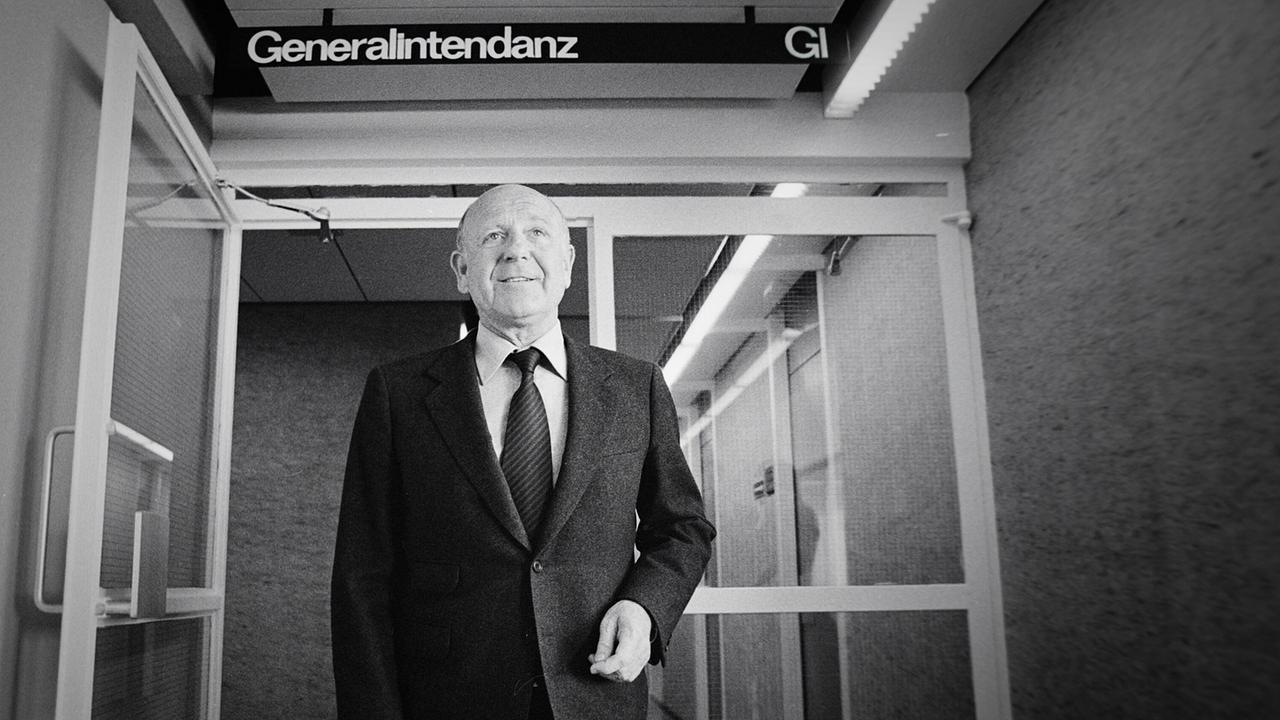 © ORF Gerd Bacher unter dem Schild "Generalintendanz"