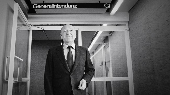 Gerd Bacher unter dem Schild "Generalintendanz"