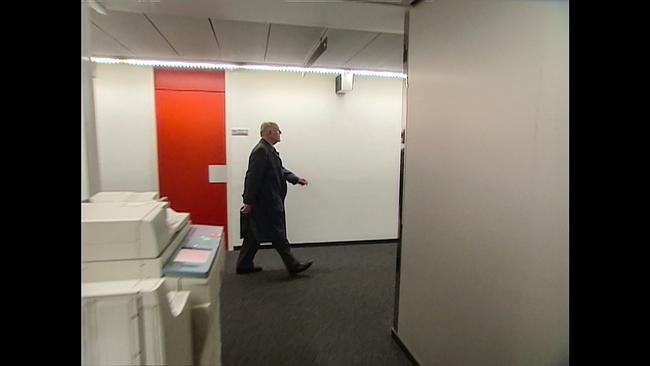 © ORF Gerd Bacher mit Aktenkoffer am Gang ORF-Zentrum