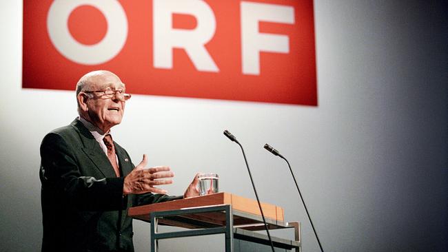 © ORF/Andreas Friess Gerd Bacher vor Rednerpult im ORF (1994)