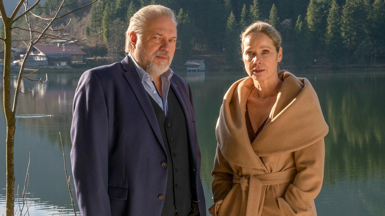 © ORF/ZDF/Erika Hauri Im Bild: Richard Voss (Jan Gregor Kremp, l.) vermutet, dass Laura Röhler (Ann-Kathrin Kramer, r.), die Ehefrau des ermordeten Oberstaatsanwalt, etwas zu verbergen hat.