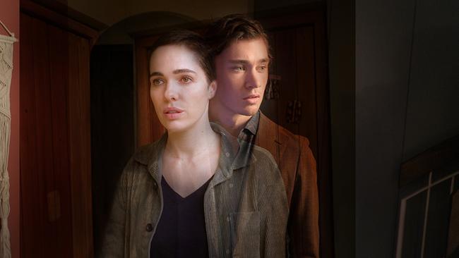 Verena Altenberger (Christina Wolffhardt) und Alessandro Schuster (Patrick) in "Gesicht der Erinnerung"