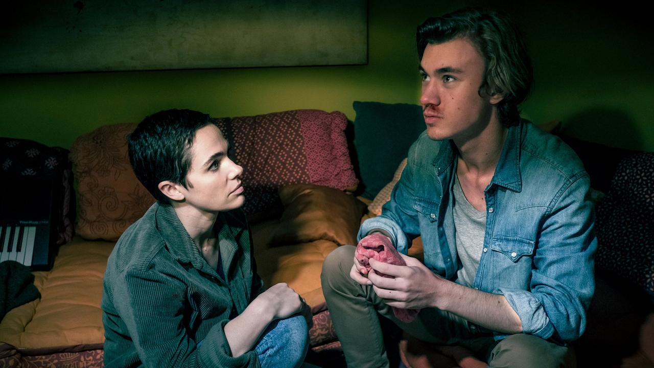  Verena Altenberger (Christina Wolffhardt) und Alessandro Schuster (Patrick) mit einer blutigen Nase nach einer Schlägerei im Film "Gesicht der Erinnerung"