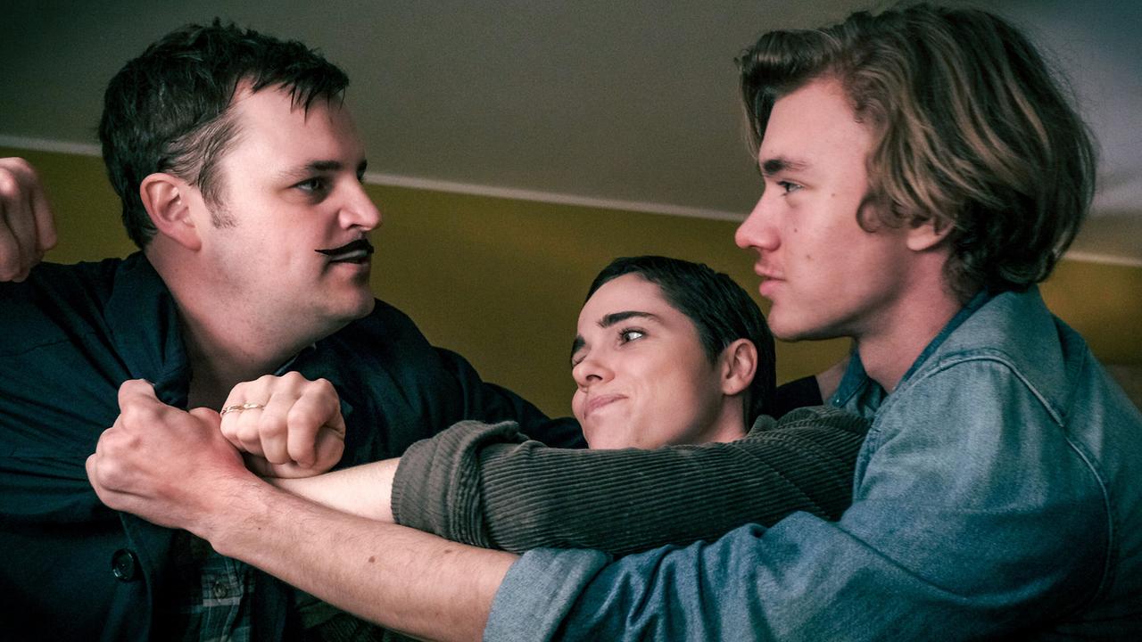 "Gesicht der Erinnerung": Frederic Linkemann (Henry) und Alessandro Schuster (Patrick) in einer Rangelei. Verena Altenberger (Christina Wolffhardt) geht dazwischen.
