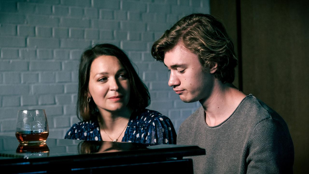 "Gesicht der Erinnerung": Barbara Romaner (Sybille von Linde) mit Alessandro Schuster (Patrick) am Klavier