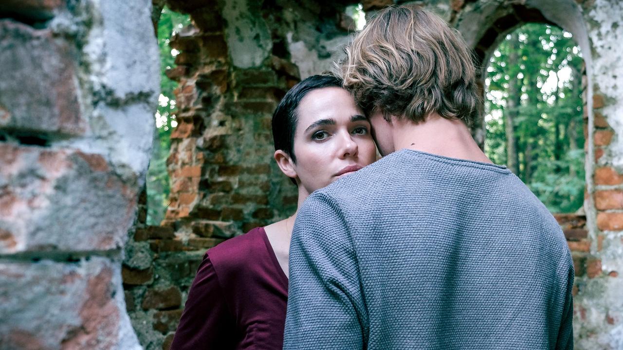 "Gesicht der Erinnerung": Verena Altenberger (Christina Wolffhardt), Alessandro Schuster (Patrick)