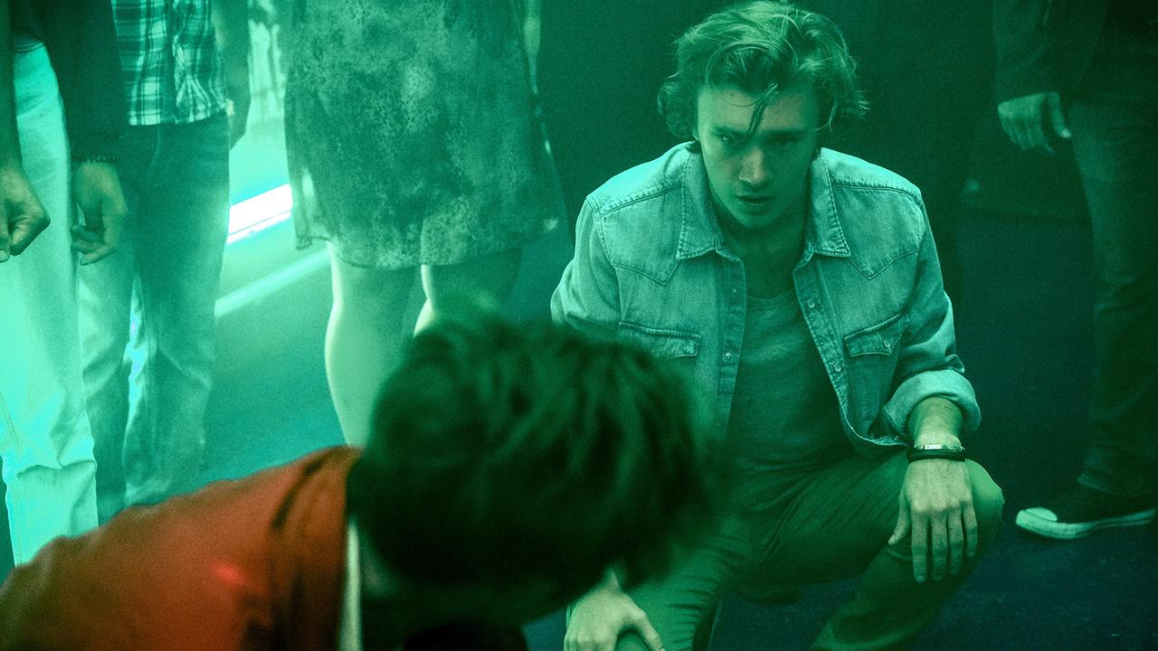 "Gesicht der Erinnerung": Alessandro Schuster (Patrick) unterhält sich in einem Nachtlokal.