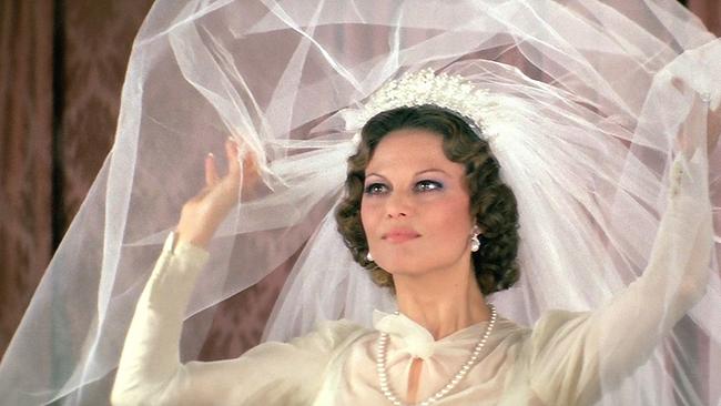 © ORF/Donau Film Im Bild: Claudia Cardinale (Frau des Professors).