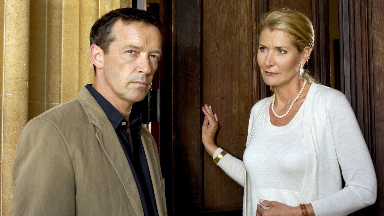 © ORF/ZDF/Jon Ailes Im Bild: Edward (Michael Roll) ist auf der Suche nach Debbie, um das Missverständnis zu klären. Doch aus Iris (Christine Mayn) kann ihm nicht weiterhelfen.