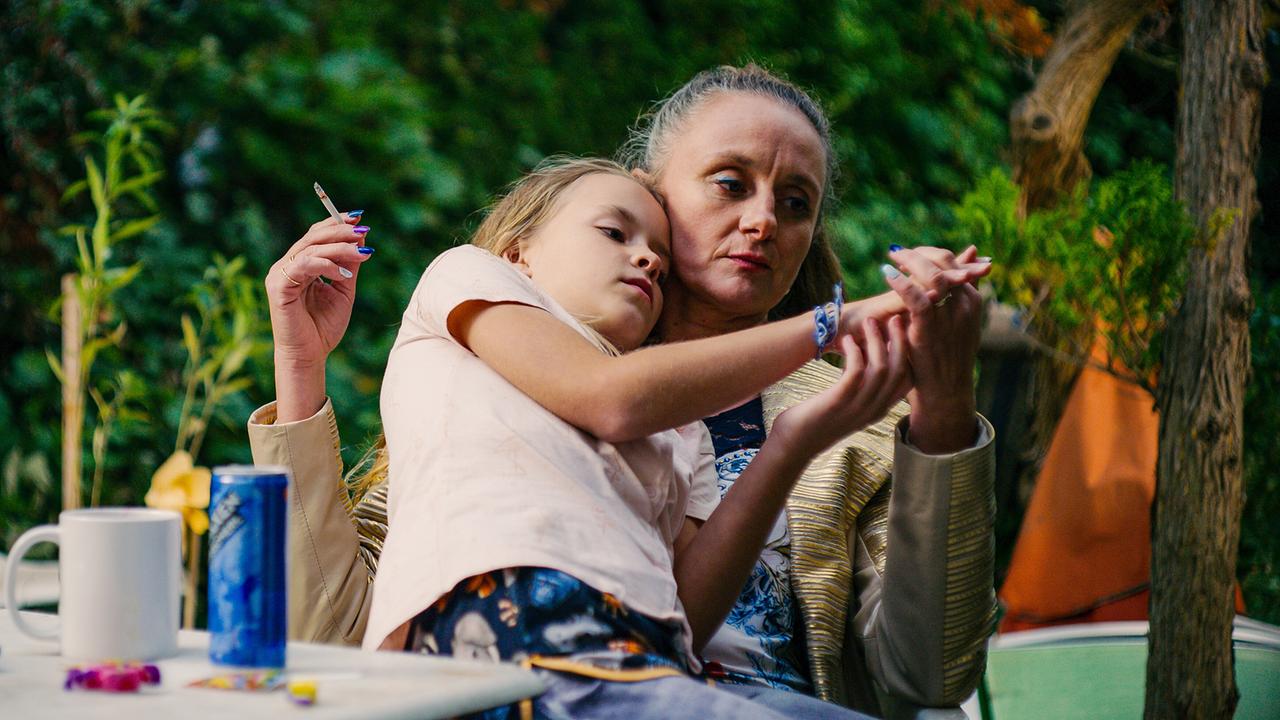 © ORF/Film AG Branca sitzt im Garten mit dem Mädchen Gina auf dem Schoß und hält eine Zigarette in der Hand.