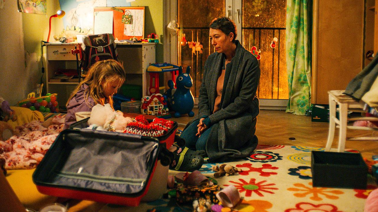 © ORF/Film AG Frau Schweiger kniet im Kinderzimmer vor Gina neben einem gepackten offenen Koffer am Boden.