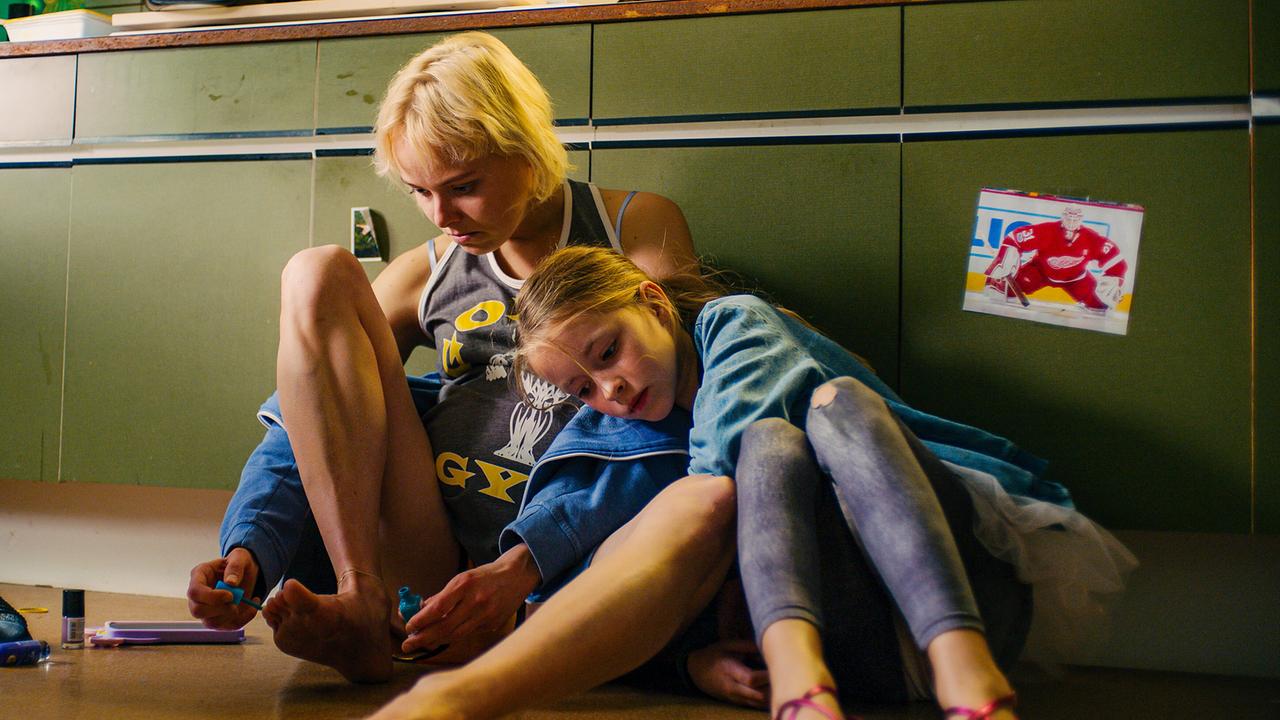© ORF/Film AG Gitte lackiert am Boden sitzend ihre Fußnägel, während sich die kleine Gina an sie schmiegt.