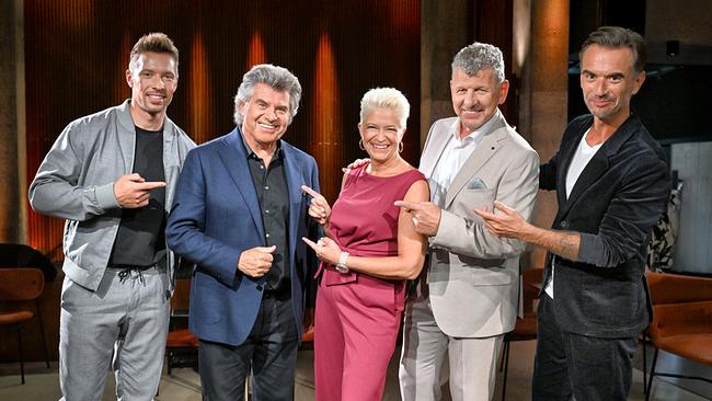 © ORF/SWR/Kerstin Joensson Ramon Roselly, Andy Borg, Monique, Semino Rossi und Florian Silbereisen posieren gemeinsam im Studio.