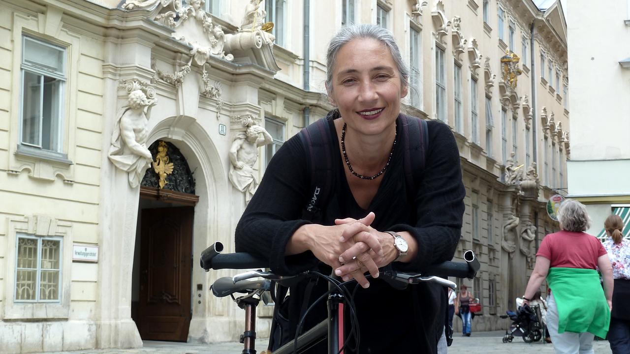 Petra Unger auf ihrem Fahrrad in der Wiener City