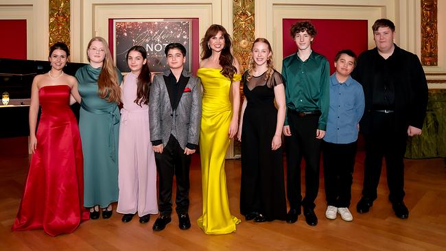 Leona König steht mit den "Goldene Note"-Semifinalistinnen und -finalisten Idil Naz Alici, Julie Herber, Maria Bendel, Amadeus Jánoška, Leona König, Linda Gittmaier, Adam Benold, Lukas Maierhofer und Nico Haidenhofer in einem prunkvollen Saal mit goldenen Verzierungen.