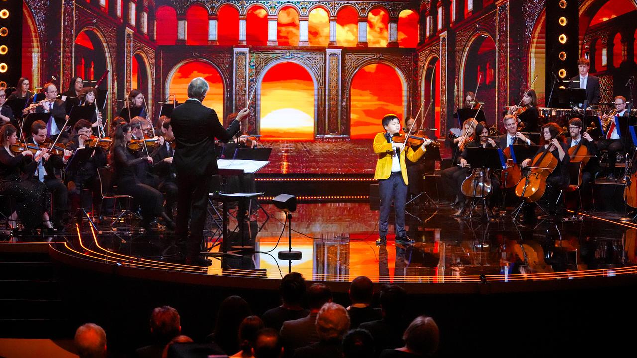 © ORF/Roman Zach-Kiesling Jayden King bei seinem Auftritt auf der festlich beleuchteten Bühne mit Orchester bei der "Goldene Note 2026 by Leona König"