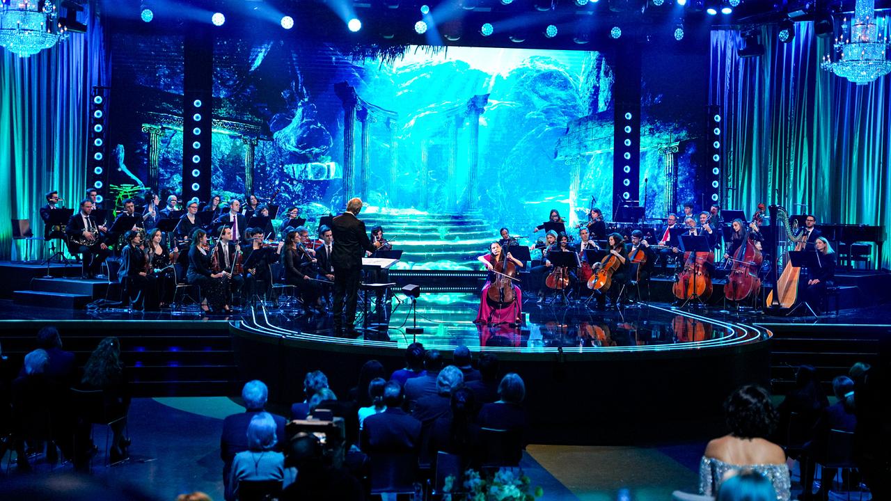 © ORF/Roman Zach-Kiesling Maria Bendel bei ihrem Auftritt auf der festlich beleuchteten Bühne mit Orchester bei der "Goldene Note 2026 by Leona König"