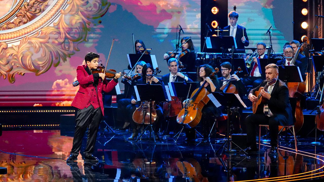 © ORF/Roman Zach-Kiesling Amadeus Jánoška bei seinem Auftritt auf der festlich beleuchteten Bühne mit Orchester bei der "Goldene Note 2026 by Leona König"