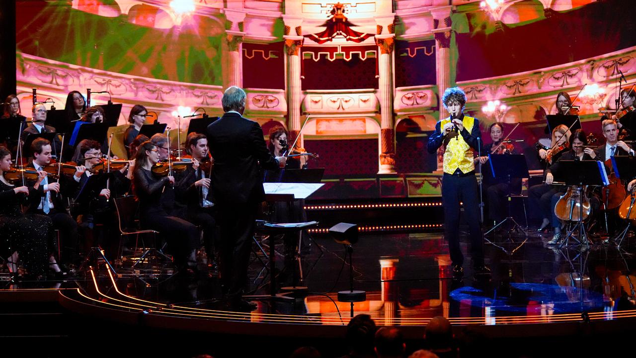 © ORF/Roman Zach-Kiesling Adam Benold bei seinem Auftritt auf der festlich beleuchteten Bühne mit Orchester bei der "Goldene Note 2026 by Leona König"