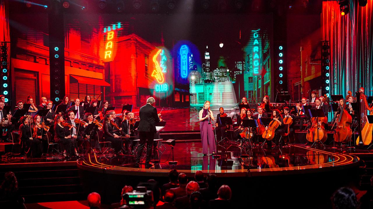 © ORF/Roman Zach-Kiesling Linda Gittmaier bei ihrem Auftritt auf der festlich beleuchteten Bühne mit Orchester bei der "Goldene Note 2026 by Leona König"