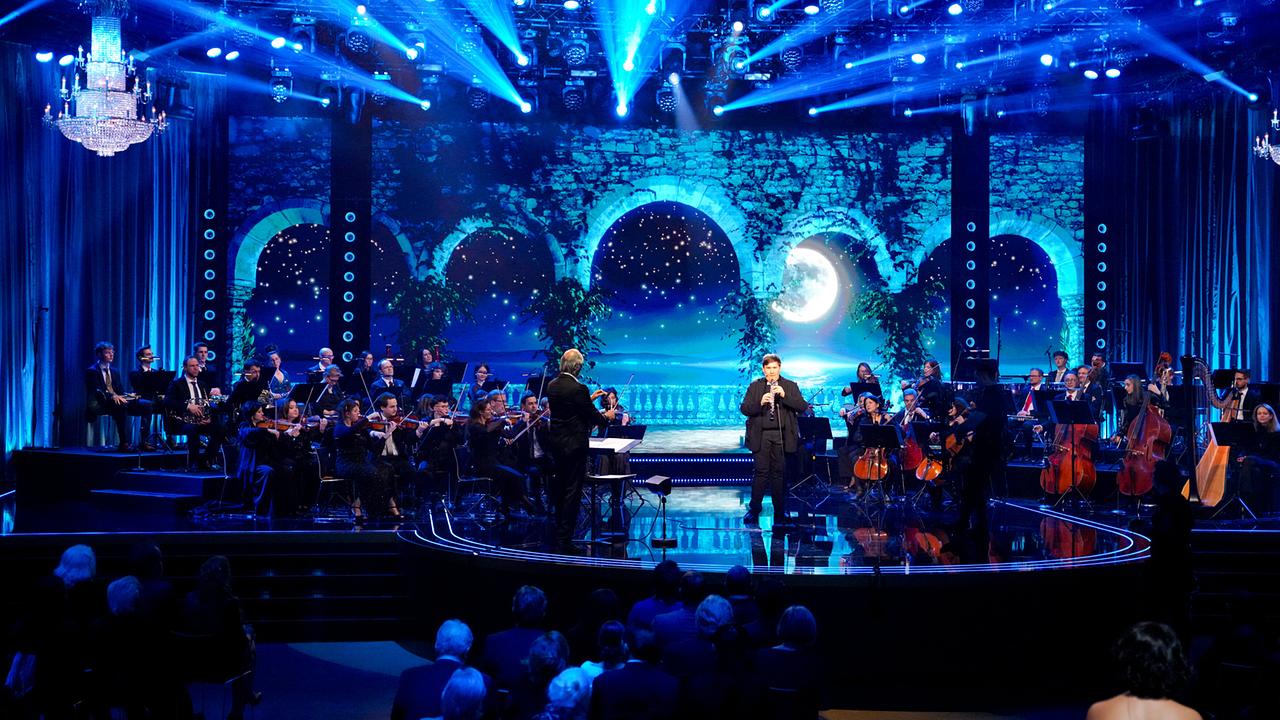 © ORF/Roman Zach-Kiesling Nico Haidenhofer bei seinem Auftritt auf der festlich beleuchteten Bühne mit Orchester bei der "Goldene Note 2026 by Leona König"