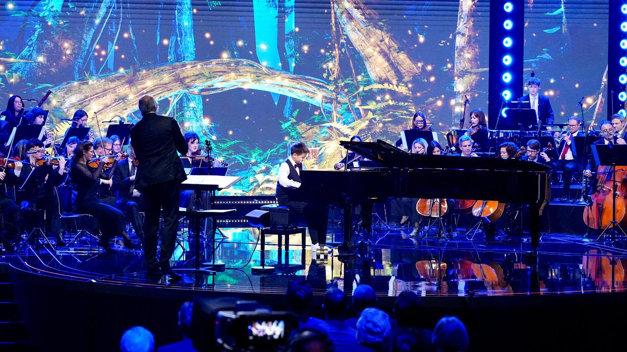 © ORF/Roman Zach-Kiesling Lukas Maierhofer bei seinem Auftritt auf der festlich beleuchteten Bühne mit Orchester bei der "Goldene Note 2026 by Leona König"