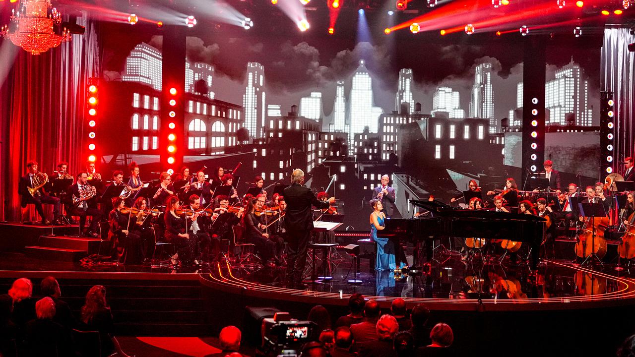© ORF/Roman Zach-Kiesling Idil Naz Alici bei ihrem Auftritt auf der festlich beleuchteten Bühne mit Orchester bei der "Goldene Note 2026 by Leona König"