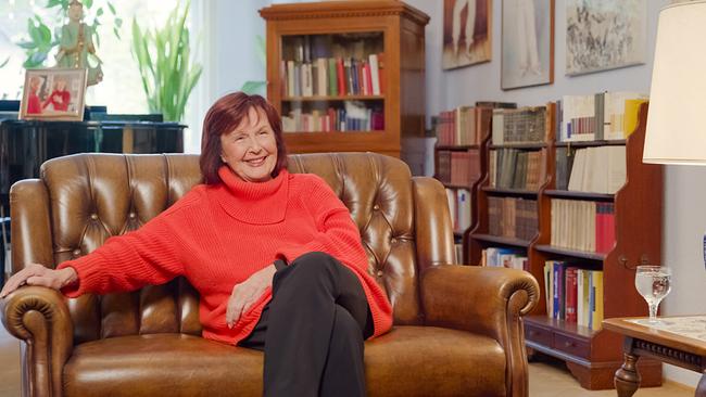 © ORF/FFP Filmproduktion Brigitte Grothum sitzt in einem Ledersofa in einem Raum mit Bücherregalen