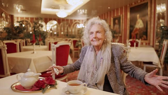 © ORF/FFP Filmproduktion Inge Unzeitig sitzt bei Tisch mit einer Tasse Tee in einem kaiserlichen Salon