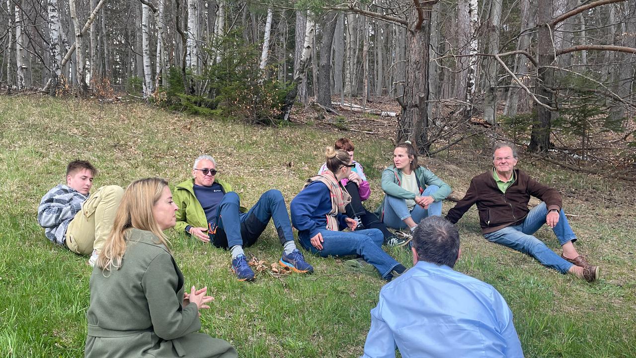 "G´sund in Österreich: Der Wald, Medizin für alle Sinne": Dr. Christine Reiler im "Therapiesalon Wald"