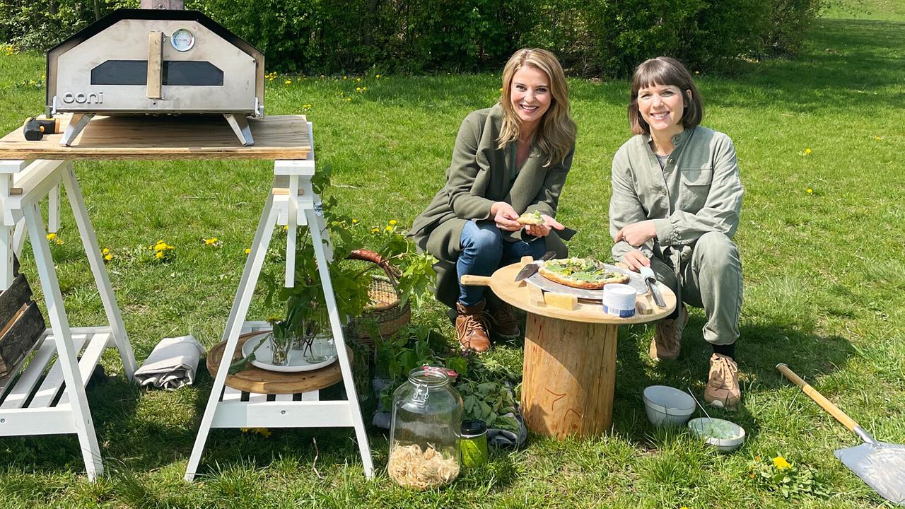 "G´sund in Österreich: Der Wald, Medizin für alle Sinne": Dr. Christine Reiler mit Bernadette Wörndl, diese zeigt wie vielfältig der Wald auch als Speisekammer ist.
