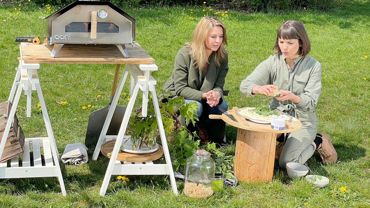 "G´sund in Österreich: Der Wald, Medizin für alle Sinne": Dr. Christine Reiler mit Bernadette Wörndl, diese zeigt wie vielfältig der Wald auch als Speisekammer ist.