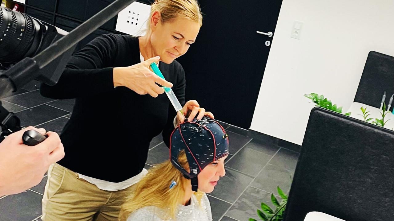"G´sund in Österreich: Unser Salz - weißes Gold mit dunkler Seite": Dr. Christine Reiler mit Therapeutin Elisabeth Schlader, sie erprobt "Recoverix" , eine Therapie für neurologische Erkrankungen.
