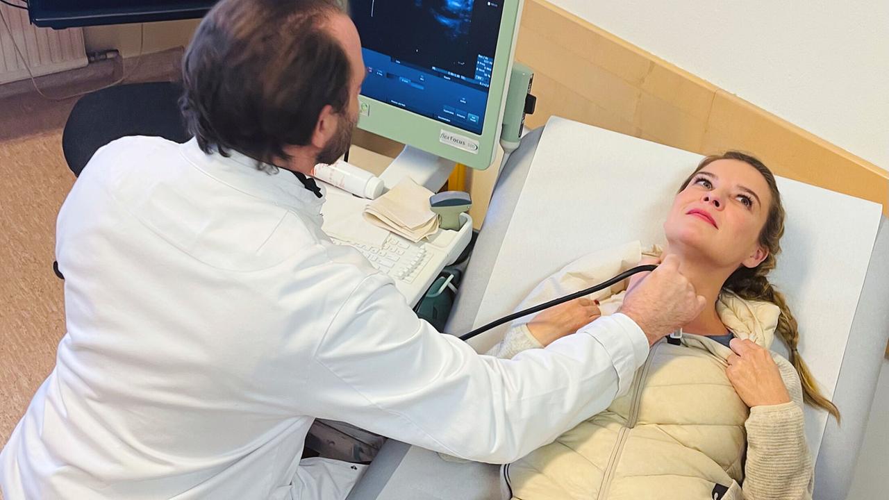 "G´sund in Österreich: Unser Salz - weißes Gold mit dunkler Seite": Dr. Christine Reiler beim Schilddrüsenultraschall mit Dr. Michael Hörletzberger
