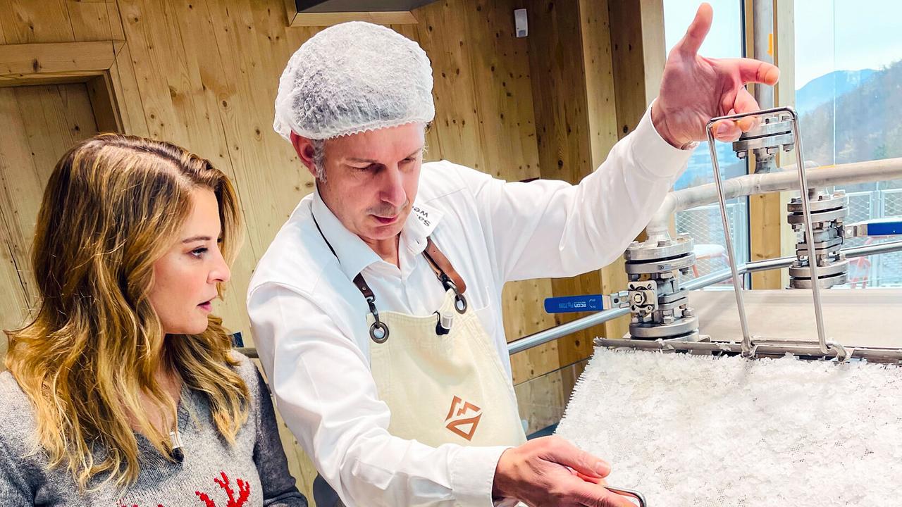"G´sund in Österreich: Unser Salz - weißes Gold mit dunkler Seite": Dr. Christine Reiler bei der Salzproduktion mit Gernot Schuh
