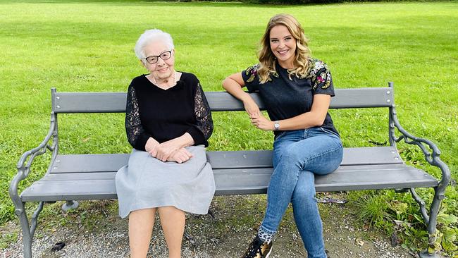 "G´sund in Österreich": Christine Reiler mit Elfriede Maria Strauß (100 Jahre)