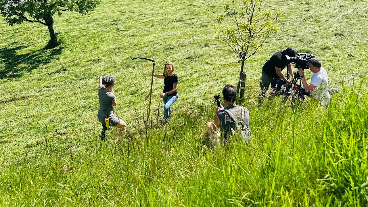"G’sunder Sommer in Österreich: Die Kraft der Bewegung": Dreharbeiten in den Bergen mit Christine Reiler – beim Sensenmähen