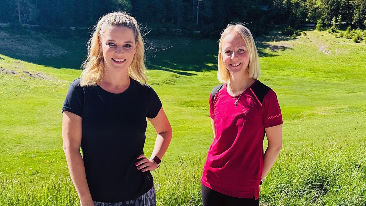 "G’sunder Sommer in Österreich: Die Kraft der Bewegung": Christine Reiler und Patrizia Kluckner. Patrizia Kluckner – war mit 21 an Brustkrebs erkrankt und hat ihn – auch dank konsequenter Bewegungseinheiten in den malerischen Tiroler Bergen – besiegt.