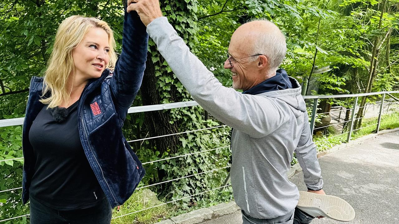 "G’sunder Sommer in Österreich: Die Kraft der Bewegung": Christine Reiler und Toni Innauer im Innsbrucker Alpenzoo. Skisprung-Legende Toni Innauer ist vom gesundheitlichen Nutzen durch Bewegung überzeugt.