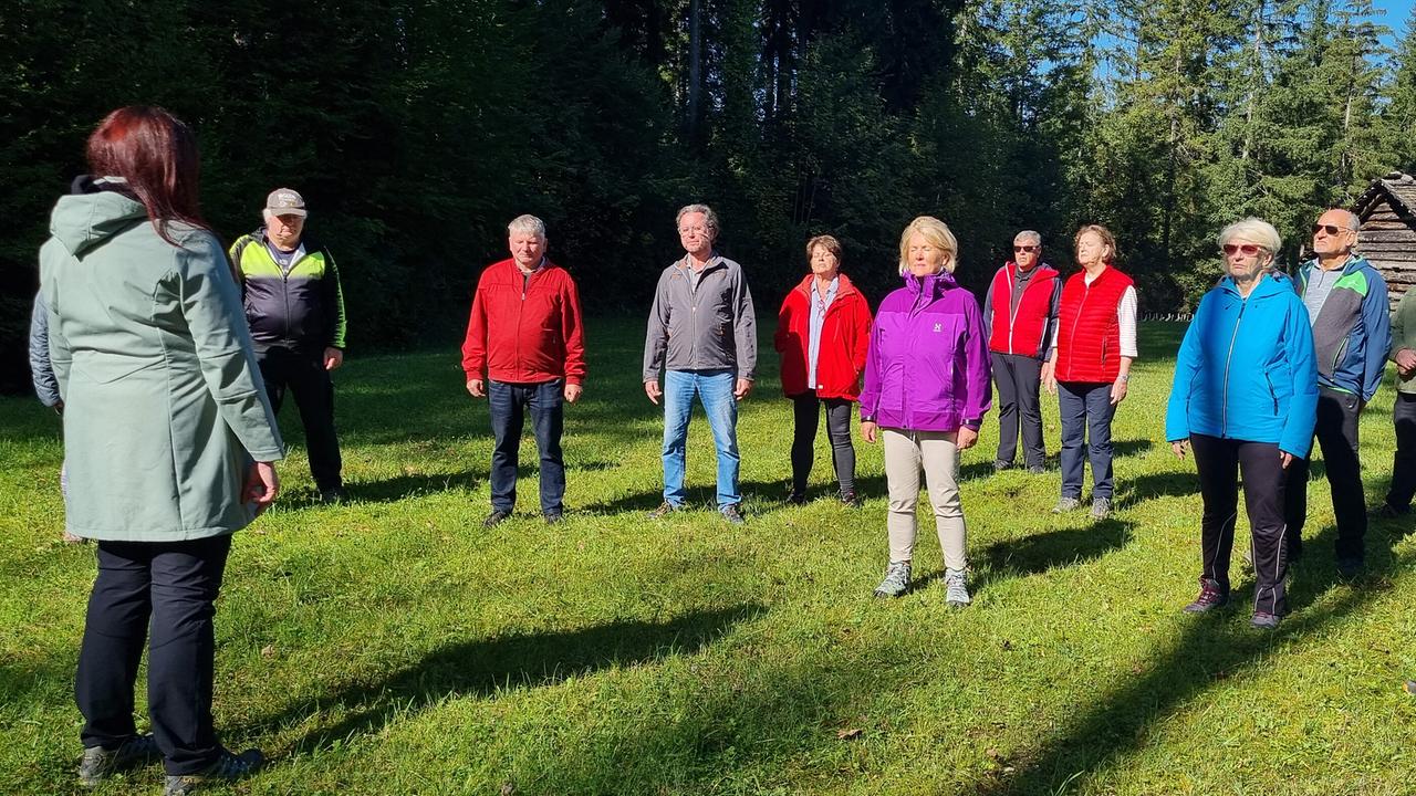 © ORF/Kiwi TV Wandern hilft bei der Bekämpfung des metabolischen Syndroms: Eine Gruppe von Menschen steht im Wald auf einer Wiese.