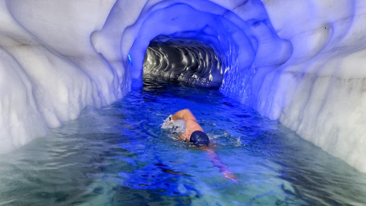 © ORF/Kiwi TV Eisbaden am Hintertuxer Gletscher: Ein Schwimmer bewegt sich durch einen blau beleuchteten Eiskanal aus Schnee und Eis.