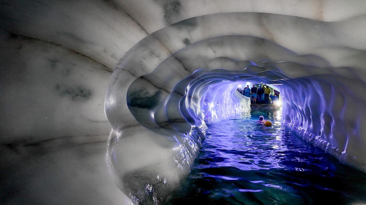 © ORF/Kiwi TV Eisbaden am Hintertuxer Gletscher: Ein beleuchteter Eistunnel mit Wasserbecken wirkt wie eine faszinierende unterirdische Eiswelt.