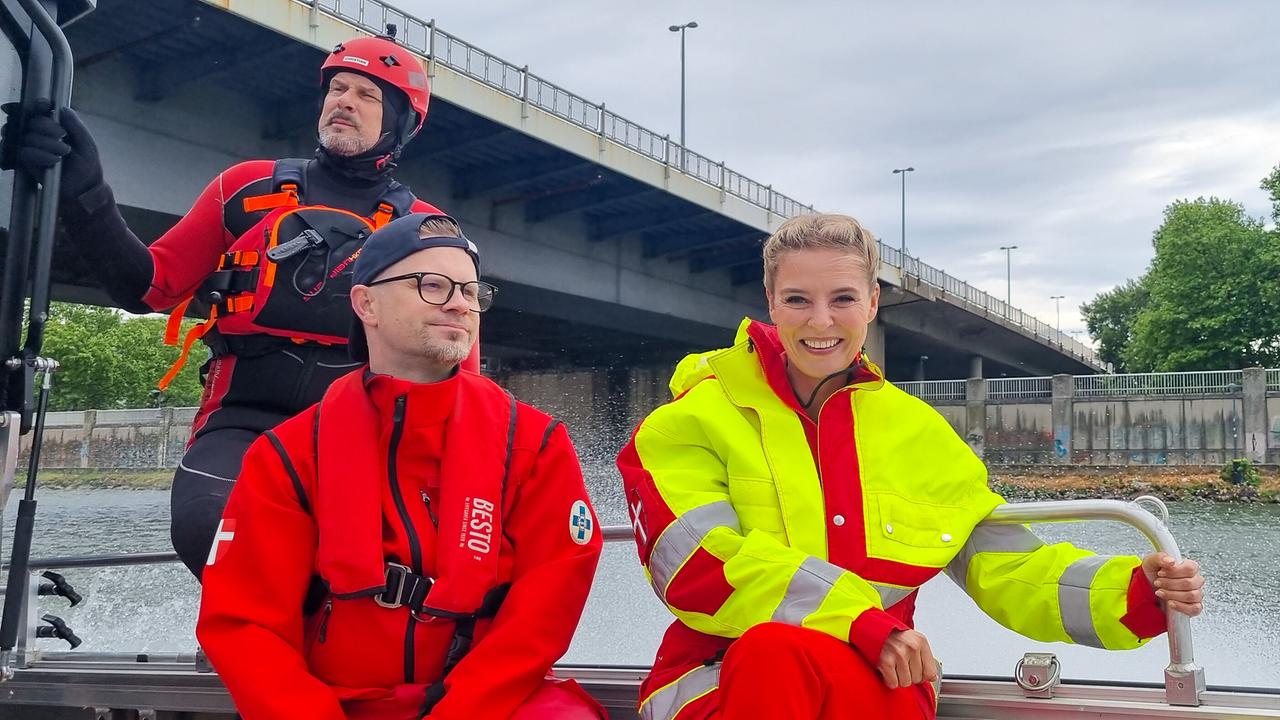 © ORF/Kiwi TV Christine Reiler in einem Rettungsanzug sitzt in einem Boot und ist unterwegs mit der Wasserrettung