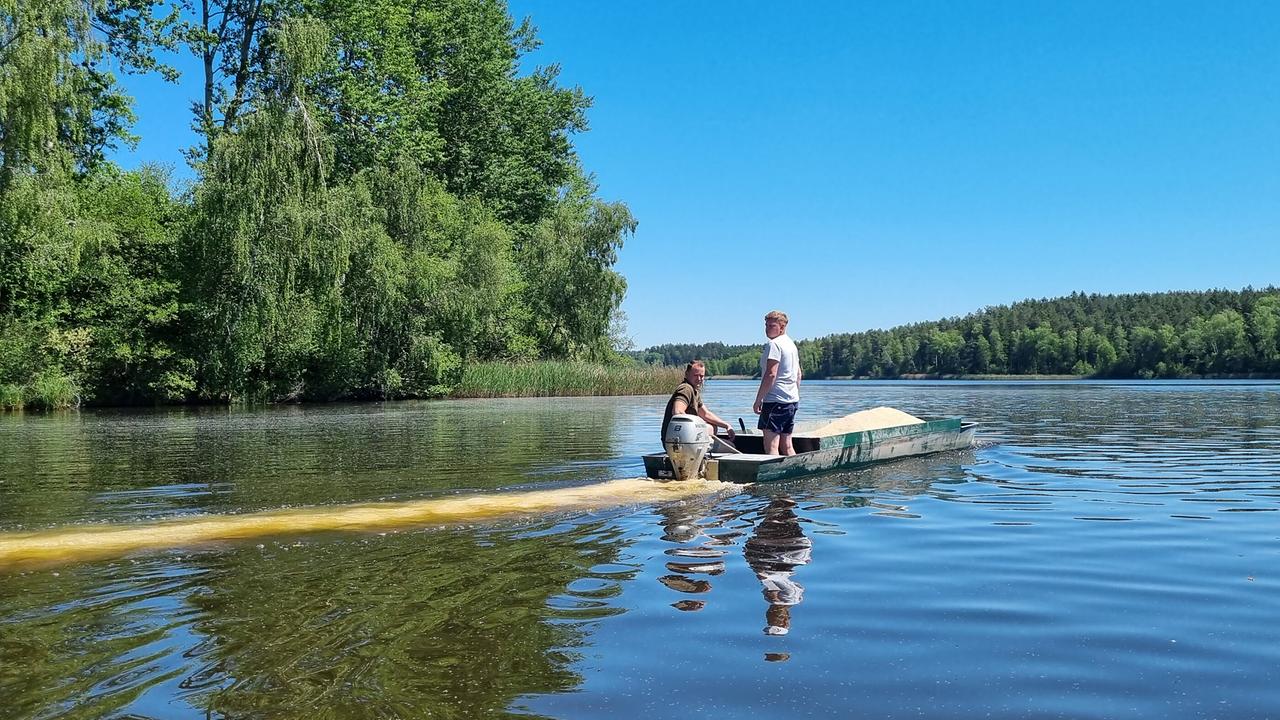 © ORF/Kiwi TV Karpfenteich-Wirt Lukas Schmalzbauer sitzt mit einem Buben in einem Boot am Gebhartsteich im Waldviertel