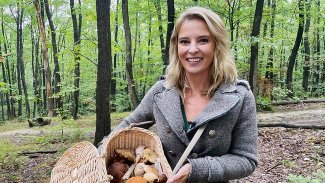 G´sund in Österreich: Christine Reiler mit einem Korb voll Pilzen im Wald