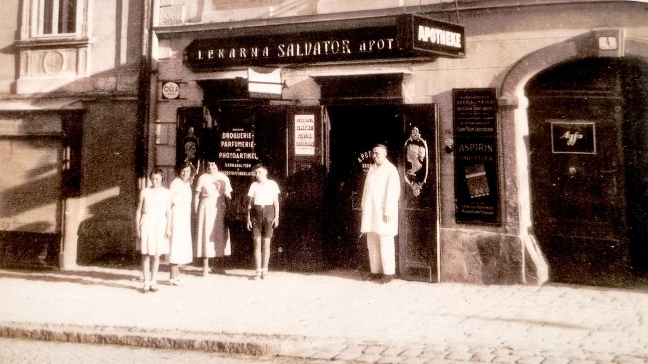 © ORF/Privat Historisches Foto von der Fassade der Salvator-Apotheke mit den Mitarbeitern davor.