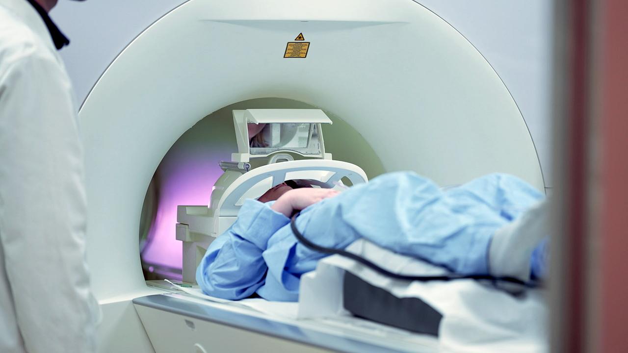 © ORF/Kiwi TV Filmproduktionsges.m.b.H/Denise Kracher Patient in einer MRT-Röhre beim Scann für die Esketaminforschung